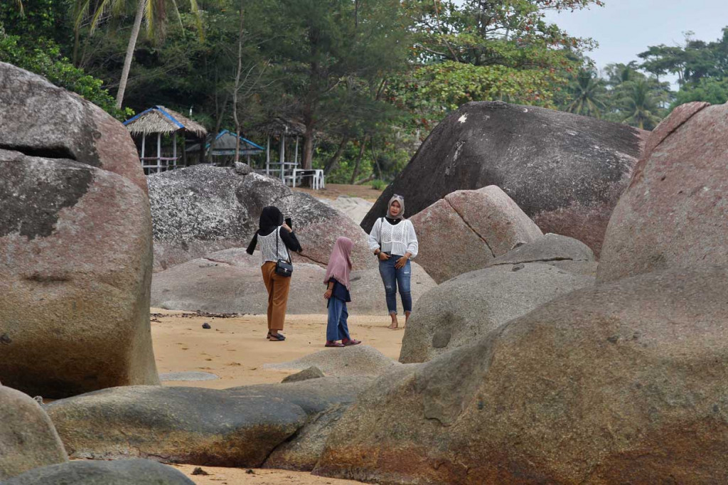 Selain itu, pesona bahari dari pemandangan bawah laut yang ada di pantai ini sudah terkenal keindahannya. Karena kondisi air laut yang masih jernih, pengunjung bisa melihat secara langsung ikan dan biota laut lainnya.