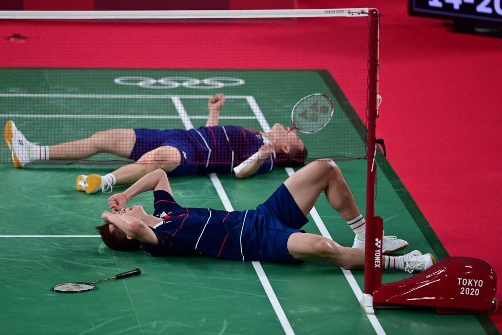 Pasangan Malaysia Chia Aaron/Son Wooi Yik akhirnya berhasil memenangkan gim ketiga dengan skor 21-14 dan memastikan merebut medali perunggu.