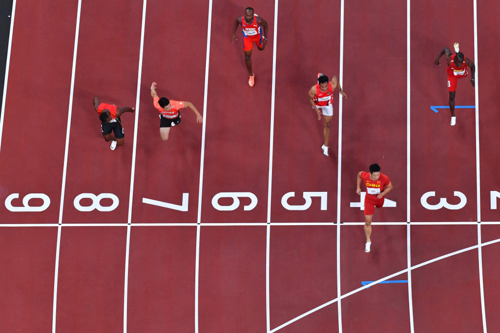 Sprinter Indonesia, Lalu Muhammad Zohri (ketiga dari kanan), gagal melaju ke babak semifinal nomor 100 meter putra Olimpiade Tokyo 2020 setelah finis di posisi kelima di heat 4.