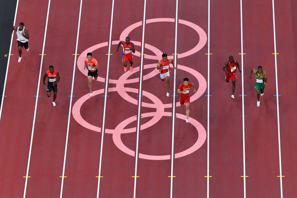 Lalu Muhammad Zohri (keempat dari kiri) bersaing dengan sprinter tangguh kelas dunia di heat 4 nomor 100 meter putra Olimpiade Tokyo di Olympic Stadium.