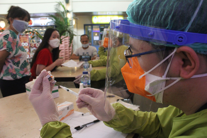 Adapun  jenis vaksin yang digunakan di sentra vaksinasi ini, adalah vaksin berjenis Sinovac. 