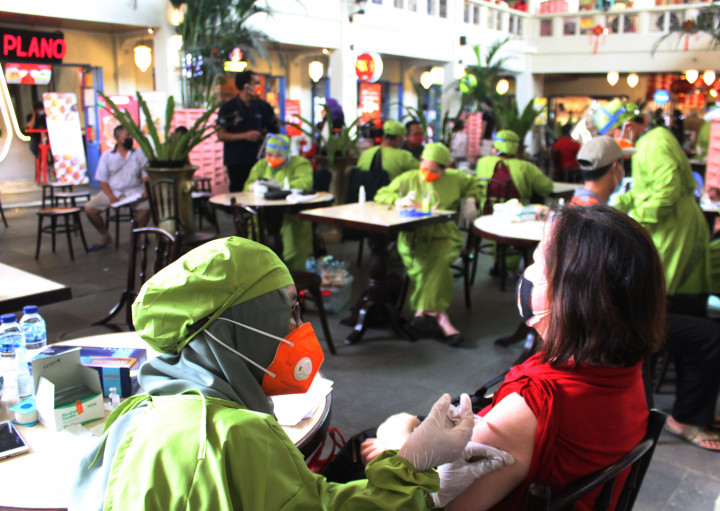 Petugas Media melakukan penyuntikan Vaksinasi Covid-19, kepada peserta masal di Petak Enam, Glodok Taman Sari, Jakarta Barat.