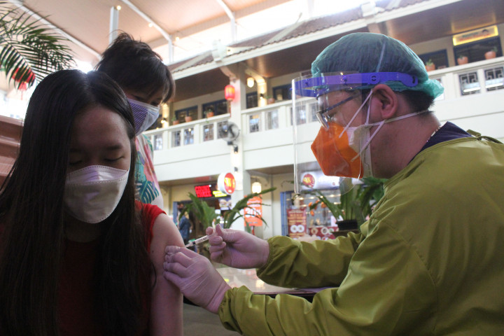 Vaksinasi massal ini ditargetkan menyasar kepada 1.000 orang dengan prioritas dari warga Kecamatan Taman Sari, Jakarta Barat.