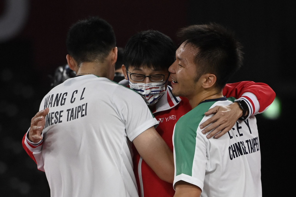 Pasangan asal Taiwan itu berhasil meraih medali emas setelah mengalahkan Li Jin Hui/Liu Yu Chen (Tiongkok) pada final yang berlangsung di Musashino Forest Sport Plaza, Sabtu, 31 Juli 2021.