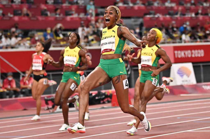 Shelly-Ann Fraser-Pryce yang mengincar emas ketiga dalam nomor ini meraih medali perak di 10,74, sedangkan rekan mereka Shericka Jackson finis ketiga dengan catatan waktu 10,76 detik.