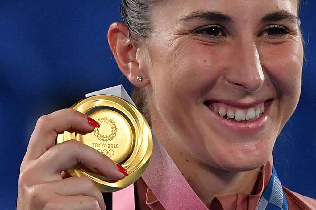 Petenis Swiss Belinda Bencic tersenyum lebar sambil memperlihatkan medali emas yang baru saja dia raih di Ariake Tennis Park, Tokyo, pada Sabtu, 31 Juli 2021.