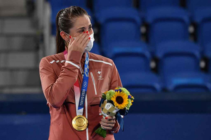 Belinda Bencic menjadi petenis putri Swiss pertama yang memenangi gelar tunggal tenis Olimpiade. Petenis berusia 24 tahun tersebut meraih kemenangan tiga set atas Marketa Vondrousova dari Ceko, Sabtu, 31 Juli 2021.