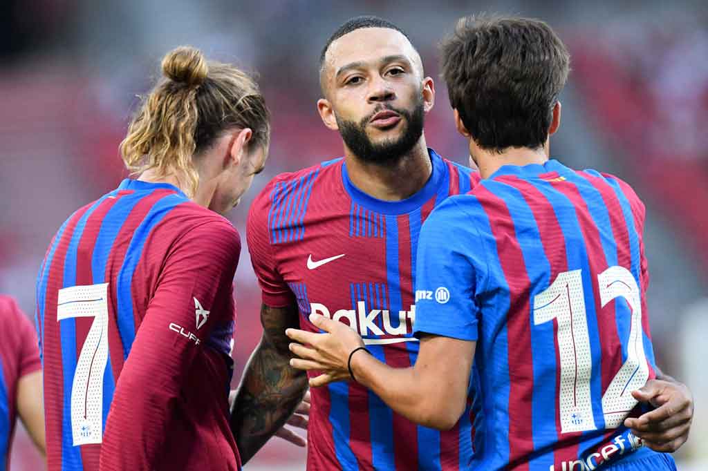 Barcelona menguasai jalannya laga sejak wasit meniup peluit tanda pertandingan dimulai. Hasilnya, tim tamu berhasil membuka keunggulan pada menit ke-21 lewat tembakan keras pemain baru mereka Memphis Depay.