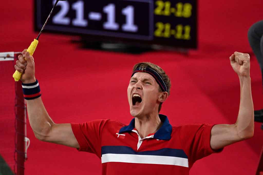 Axelsen melangkah ke partai puncak usai menang dua gim langsung dengan skor 21-18, 21-11.