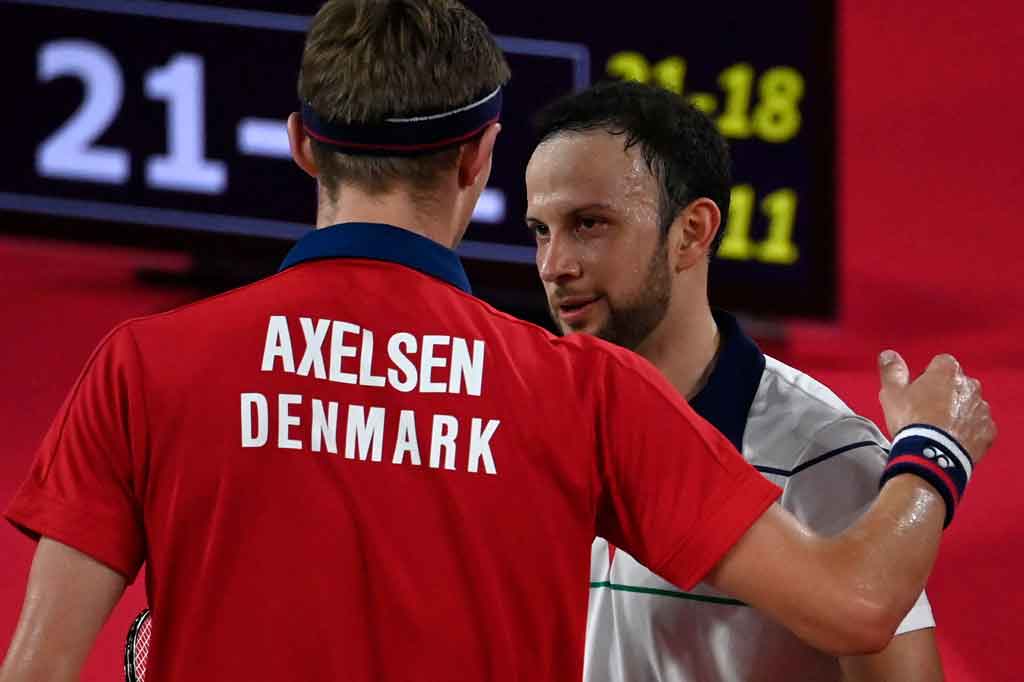 Di partai final pebulutangkis berusia 27 tahun tersebut akan menunggu pemenang antara tunggal Indonesia Anthony Sinisuka Ginting atau Chen Long dari Tiongkok, yang saat ini tengah bertanding.