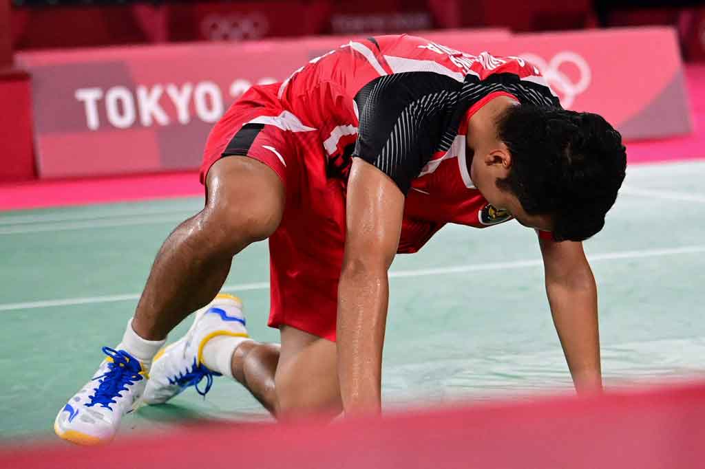 Tunggal putra Indonesia Anthony Sinisuka Ginting harus mengakui keunggulan pebulutangkis Tiongkok Chen Long di semifinal bulu tangkis Olimpiade Tokyo 2020, Minggu, 1 Agustus 2021.