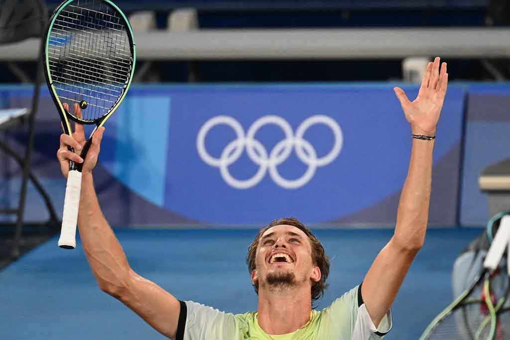 Petenis Jerman Alexander Zverev melakukan selebrasi usai memenangi laga final tunggal putra tenis Olimpiade Tokyo 2020, Minggu, 1 Agustus 2021.