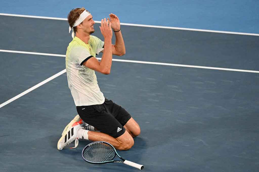 Alexander Zverev memastikan gelar tunggal putra Olimpiade sekaligus meraih emas pertama tenis untuk Jerman sejak 1992, usai menyingkirkan Karen Khachanov (Rusia) dua gim langsung, Minggu, 1 Agustus 2021.