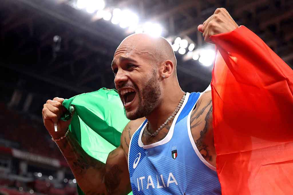 Sprinter asal Italia Marcell Lamont Jacobs melakukan selebrasi usai merebut medali emas nomor lari 100m putra Olimpiade Tokyo.