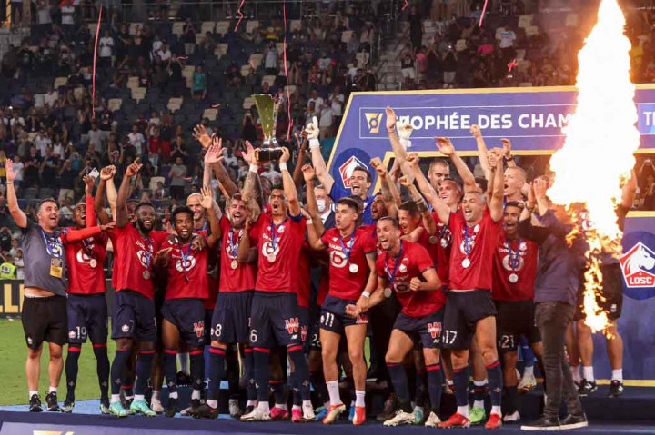 Para pemain Lille berselebrasi usai memastikan diri menjadi juara Trophee des Champions, di Stadion Bloomfield, Tel Aviv, Senin, 2 Agustus 2021 dini hari WIB.