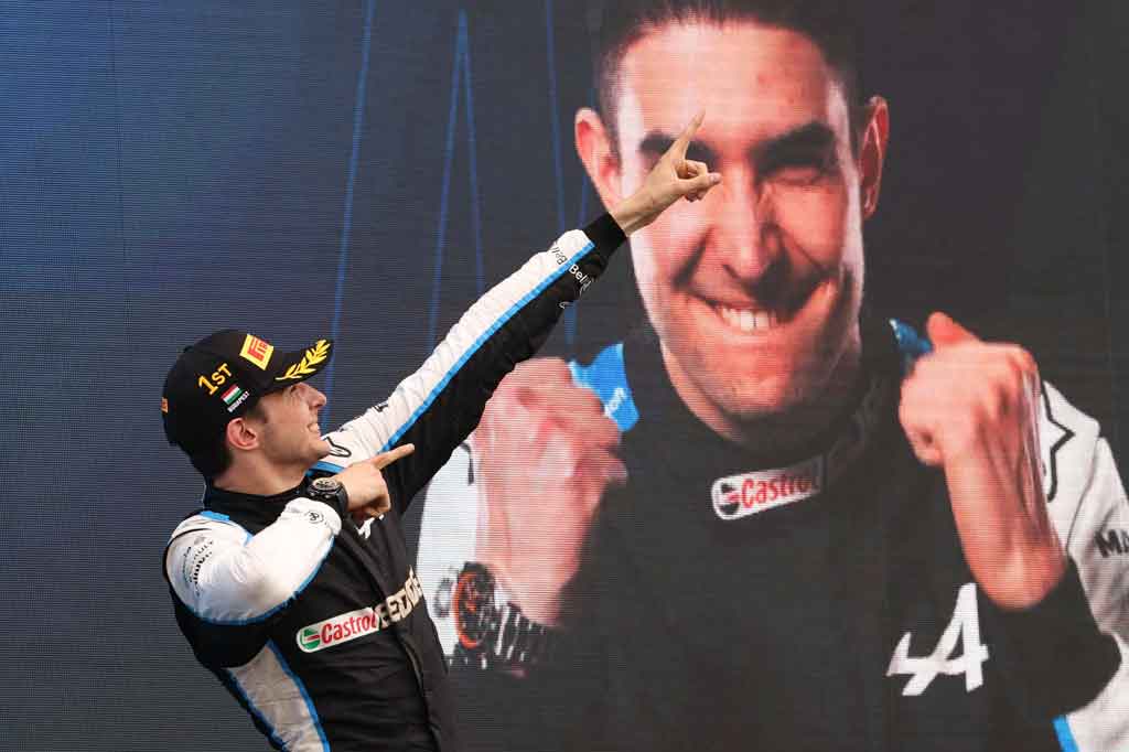 Pembalap tim Alpine Esteban Ocon melakukan selebrasi usai meraih kemenangan perdana dalam kariernya di Formula 1 setelah menjuarai Grand Prix Hungaria di Sirkuit Hungaroring, Budapest, Minggu, 1 Agustus 2021.