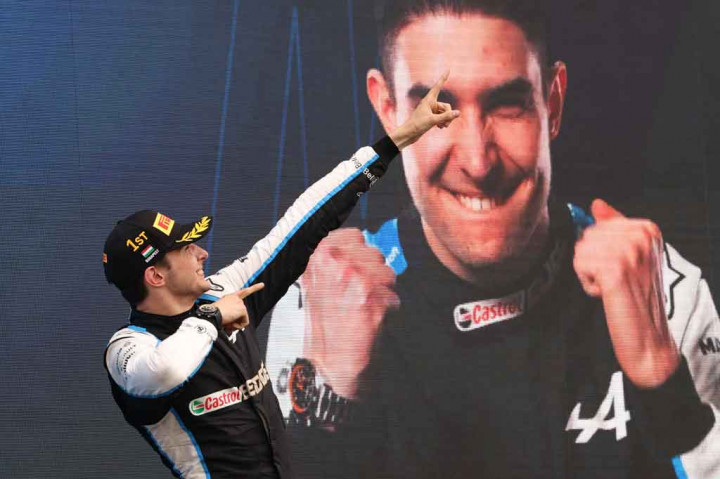 Pembalap tim Alpine Esteban Ocon melakukan selebrasi usai meraih kemenangan perdana dalam kariernya di Formula 1 setelah menjuarai Grand Prix Hungaria di Sirkuit Hungaroring, Budapest, Minggu, 1 Agustus 2021.