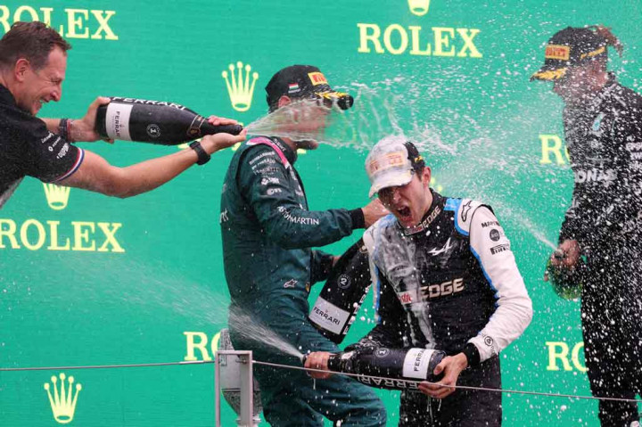 Keputusan diskualifikasi itu berarti pebalap tim Mercedes Lewis Hamilton mewarisi posisi runner-up, dan pembalap Ferrari Carlos Sainz berhak atas finis podium di tempat ketiga.