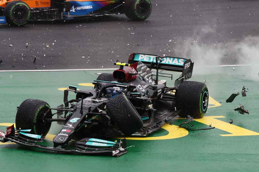 Balapan sepanjang 70 putaran itu sempat dihentikan sementara menyusul kecelakaan beruntun di tikungan pertama lap pembuka saat Valtteri Bottas menabrak Lando Norris dan Lance Stroll terlibat senggolan dengan Charles Leclerc di saat trek masih basah. Keempat pebalap tersebut dan Sergio Perez harus menyudahi lomba lebih dini karena mengalami kerusakan di mobilnya.