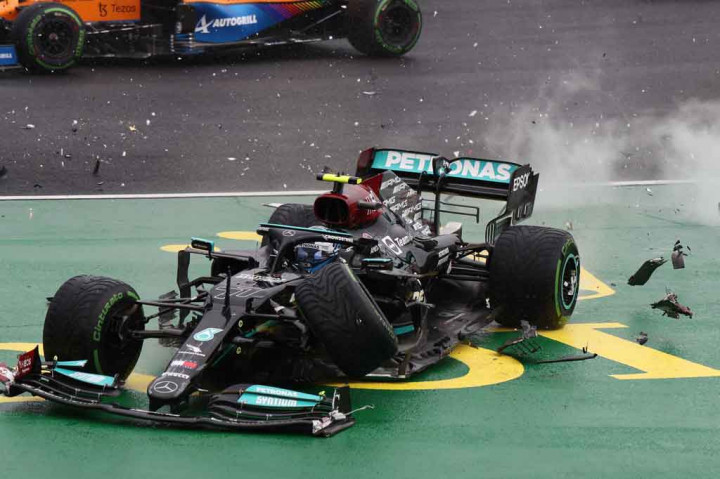 Balapan sepanjang 70 putaran itu sempat dihentikan sementara menyusul kecelakaan beruntun di tikungan pertama lap pembuka saat Valtteri Bottas menabrak Lando Norris dan Lance Stroll terlibat senggolan dengan Charles Leclerc di saat trek masih basah. Keempat pebalap tersebut dan Sergio Perez harus menyudahi lomba lebih dini karena mengalami kerusakan di mobilnya.