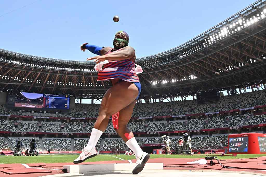 Media AS, seperti dikutip AFP, melaporkan bahwa Saunders, yang berkulit hitam dan pendukung hak-hak LGBT, mengatakan sikap atlet tersebut dibuat sebagai solidaritas pada orang-orang tertindas.