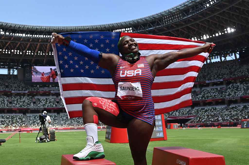 Setelah meraih medali perak, Saunders mengatakan dia ingin mewakili orang-orang di seluruh dunia yang sedang berjuang dan tidak memiliki platform untuk berbicara sendiri.