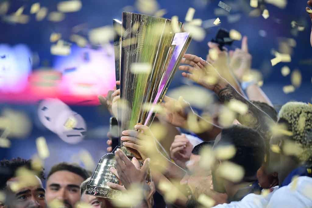 Para pemain timnas AS melakukan selebrasi sambil memegang trofi Concacaf Gold Cup 2021 yang baru saja mereka raih, Senin, 2 Agustus 2021 WIB.