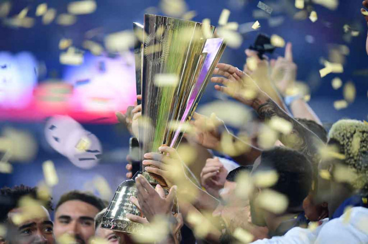 Para pemain timnas AS melakukan selebrasi sambil memegang trofi Concacaf Gold Cup 2021 yang baru saja mereka raih, Senin, 2 Agustus 2021 WIB.