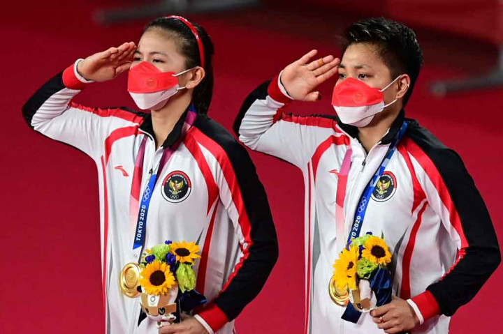  Lagu Indonesia Raya berkumandang di Musashino Forest Sport Plaza, Tokyo, Jepang, setelah ganda putri Greysia Polii/Apriyani Rahayu menyabet medali emas Olimpiade Tokyo 2020.