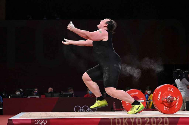Lifter Selandia Baru berusia 43 tahun itu membuat sejarah dengan menjadi transgender perempuan pertama yang tampil di Olimpiade, tetapi tersingkir dari perebutan medali lebih awal.