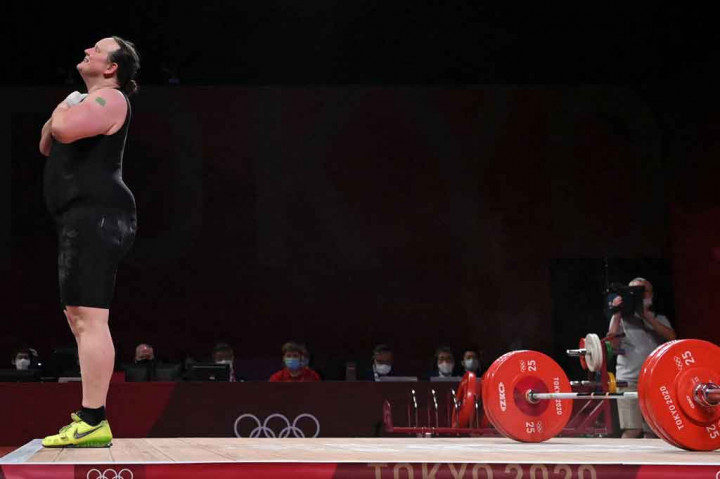 Hubbard telah memenuhi syarat untuk tampil di Olimpiade sejak 2015 ketika Komite Olimpiade Internasional (IOC) merilis pedoman yang membuka kesempatan atlet transgender untuk bersaing sebagai perempuan selama kadar testosteron mereka di bawah 10 nanomol per liter, setidaknya dalam 12 bulan sebelum kompetisi.