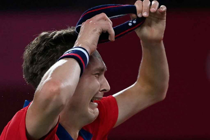 Tangis pebulutangkis Denmark Viktor Axelsen pecah usai berhasil merebut medali emas tunggal putra Olimpiade Tokyo 2020, Senin, 2 Agustus 2021 malam WIB. Axelsen menjadi pria non-Asia pertama yang memenangi gelar tunggal sejak 1996.