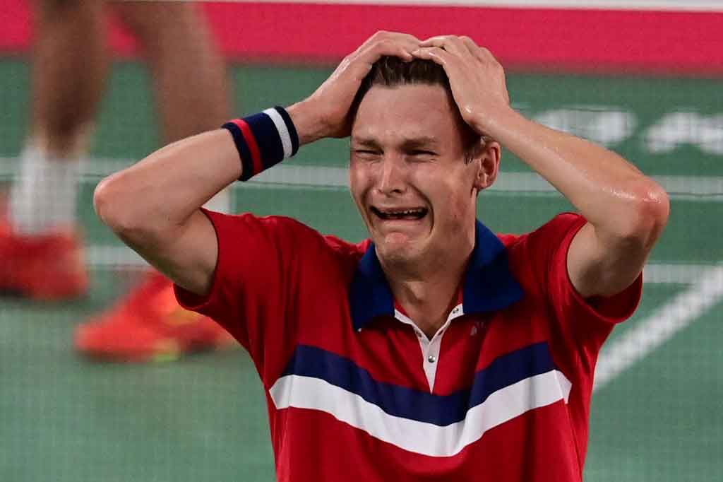 Pebulutangkis nomor dua dunia tersebut menjadi juara usai mengalahkan juara bertahan asal Tiongkok, Chen Long dua gim langsung dengan skor 21-15, 21-12 di Musashino Forest Plaza, Tokyo.