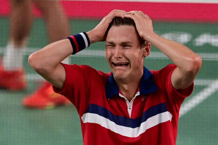 Pebulutangkis nomor dua dunia tersebut menjadi juara usai mengalahkan juara bertahan asal Tiongkok, Chen Long dua gim langsung dengan skor 21-15, 21-12 di Musashino Forest Plaza, Tokyo.