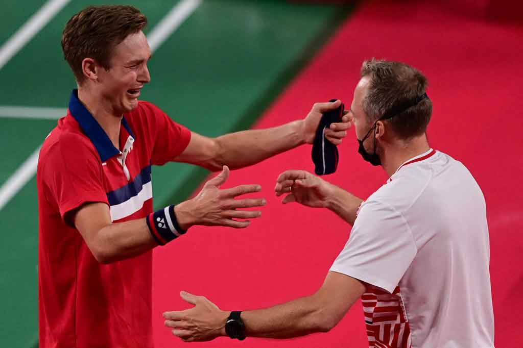 Axelsen, yang meraih perunggu di Olimpiade Rio 2016 tersebut, mengikuti jejak seniornya Poul-Erik Hoyer-Larsen, juara Olimpiade Atlanta pada 1996 silam, dan menjadi pemenang terakhir dari luar Asia.