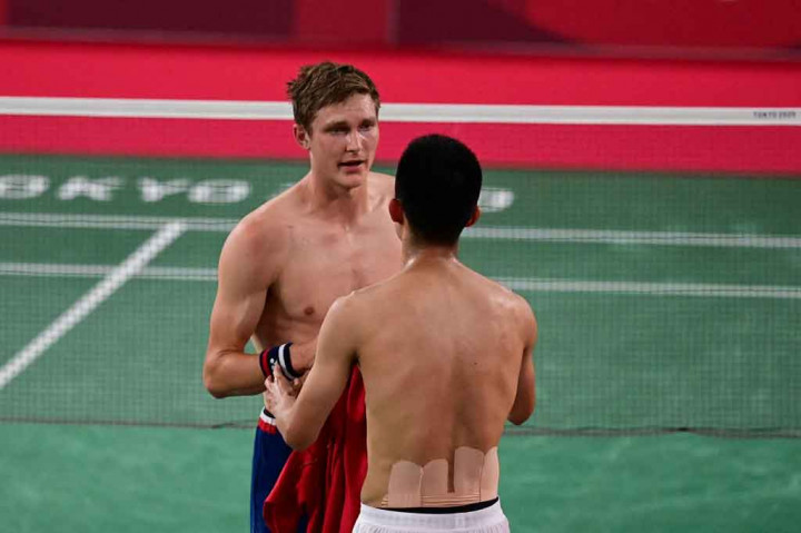 Pebulutangkis nomor enam dunia Chen Long sebenarnya berusaha meniru pemain legendaris Tiongkok Lin Dan dalam mempertahankan gelar Olimpiadenya.