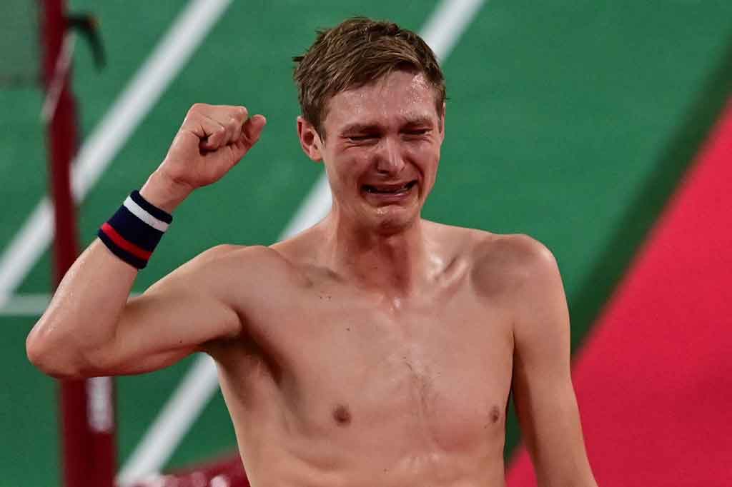 Tapi Axelsen menahan keberaniannya dengan medali emas yang sudah di depan mata, lalu menangis tersedu-sedu ketika Chen melepaskan pukulan terakhir yang keluar lapangan.