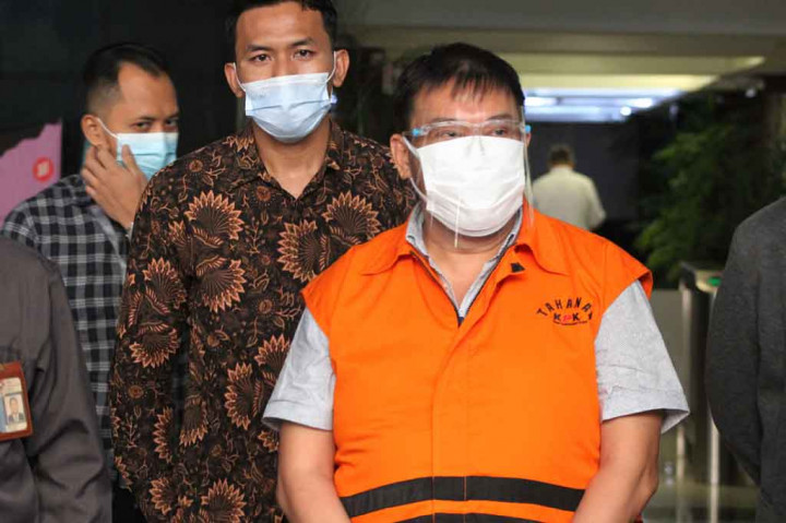 “Untuk kepentingan proses penyidikan, tim penyidik melakukan upaya paksa penahanan pada tersangka RHI (Rudi Hartono Iskandar),” kata Ketua KPK Firli Bahuri dalam konferensi pers, Senin, 2 Agustus 2021.