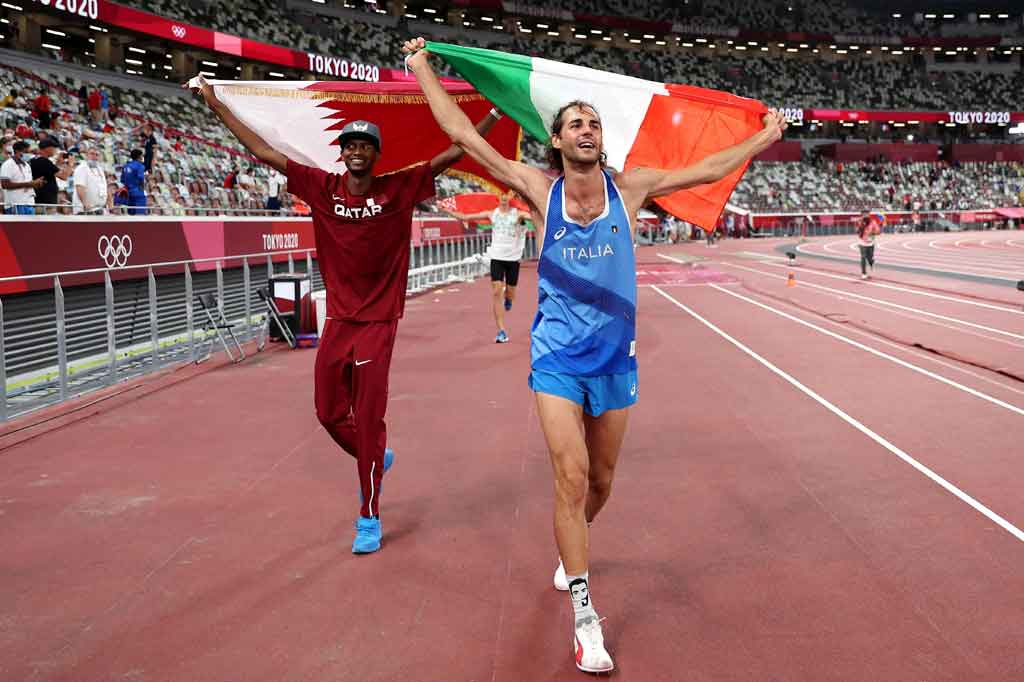 Atlet Qatar Mutaz Barshim dan Gianmarco Tamberi dari Italia berbagi medali emas nomor lompat tinggi putra Olimpiade Tokyo di Olympic Stadium, Minggu, 1 Agustus 2021.