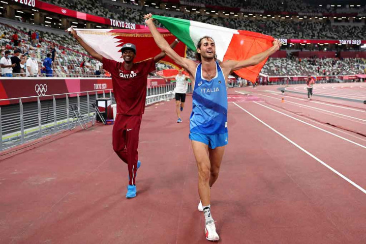 Atlet Qatar Mutaz Barshim dan Gianmarco Tamberi dari Italia berbagi medali emas nomor lompat tinggi putra Olimpiade Tokyo di Olympic Stadium, Minggu, 1 Agustus 2021.