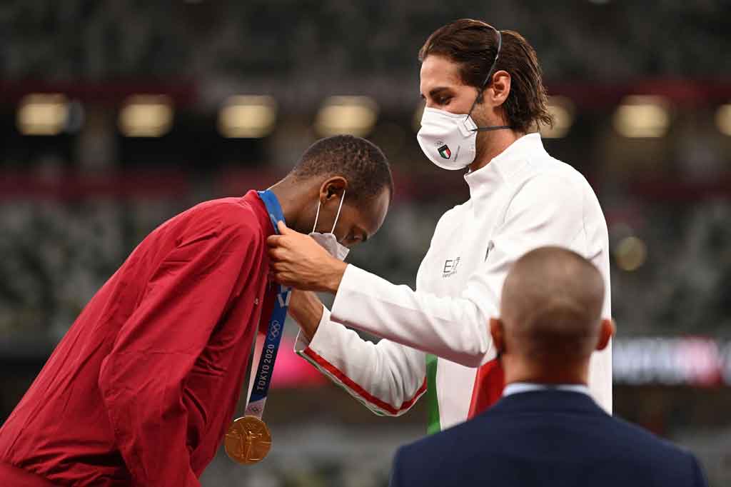 Kedua atlet tersebut harus berbagi podium utama setelah masing-masing mencatatkan lompatan yang sama setinggi 2,37m, demikian catatan resmi Olimpiade.