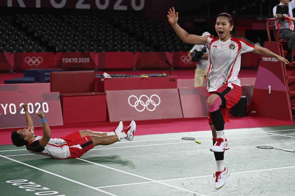 Bulu tangkis Indonesia mencetak sejarah baru lewat penampilan ganda putri Greysia Polii/Apriyani Rahayu. Pasangan tersebut berhasil merebut emas Olimpiade Tokyo 2020 setelah mengalahkan wakil Tiongkok Chen Qing Chen/Jia Yi Fan. di Musashino Forest Sport Plaza, Tokyo, Jepang, Senin, 2 Agustus 2021.