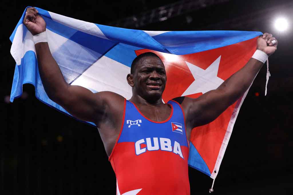 Adalah Mijain Lopez Nunez dari Kuba yang membuat membuat tonggak baru Olimpiade itu ketika merebut medali emas gulat Greco-Roman atau Yunani Romawi kelas 130kg dari Olimpiade keempat yang dia ikuti. Di final Nunez mengalahkan Iakobi Kajaia (Georgia).