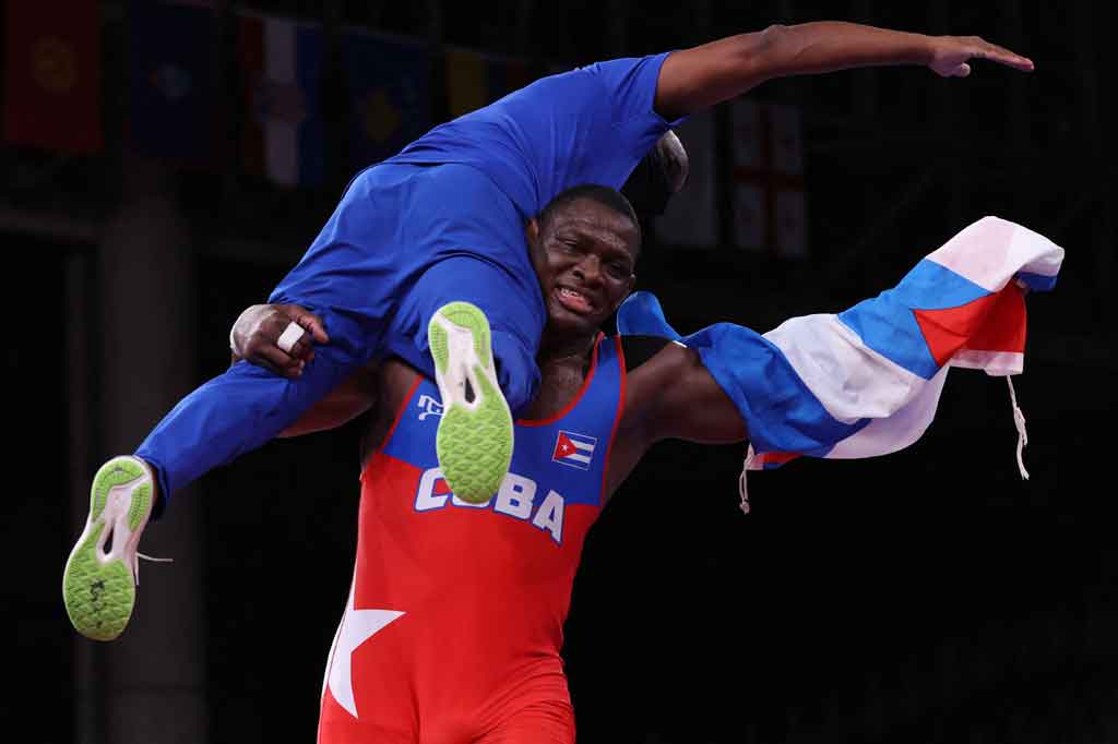 Pegulat kelas berat super terhebat di dunia itu memenangi medali emas keempatnya dari empat kali mengikuti Olimpiade sejak 2008. Juara Olimpiade Beijing 2008, London 2012, dan Rio 2016 itu lalu mengangkat pelatihnya Raul Trujillo dan kemudian membentangkan bendera Kuba di arena.