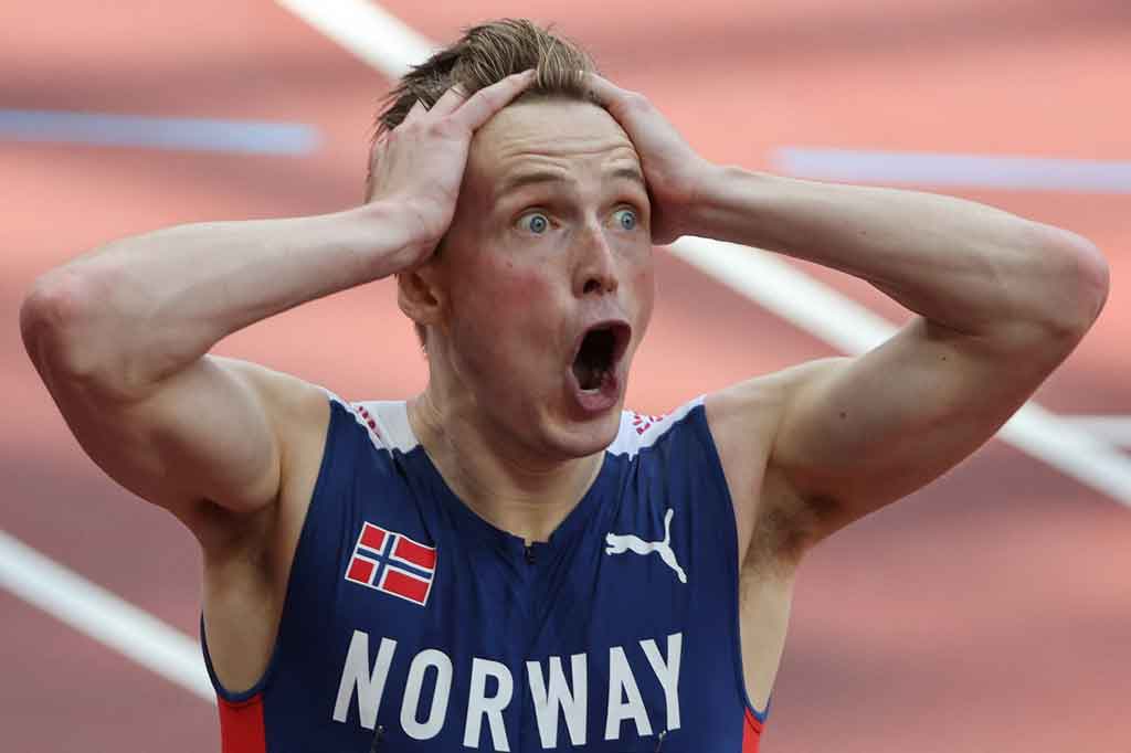 Ekspresi Warholm usai menyentuh garis finis begitu impresif. Dia seakan tak percaya dengan pencapaiannya tersebut.