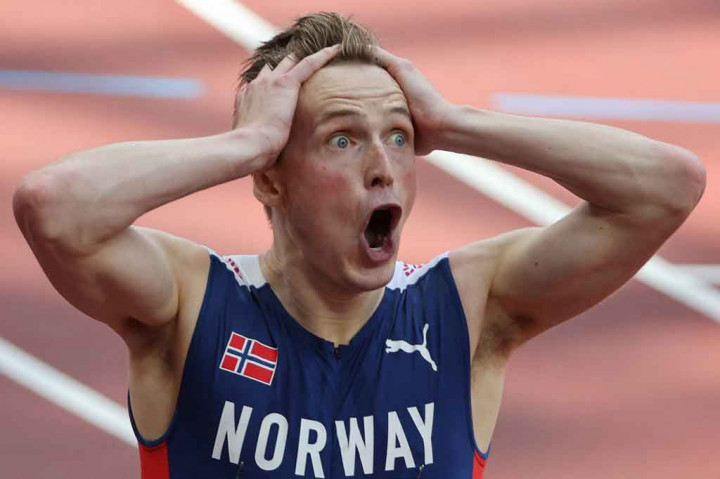 Ekspresi Warholm usai menyentuh garis finis begitu impresif. Dia seakan tak percaya dengan pencapaiannya tersebut.