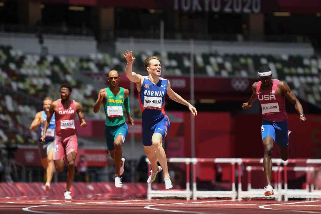 Karsten Warholm dari Norwegia memecahkan rekor dunianya sendiri untuk memenangi medali emas lari gawang 400 meter putra Olimpiade Tokyo 2020 pada Selasa, 3 Agustus 2021.