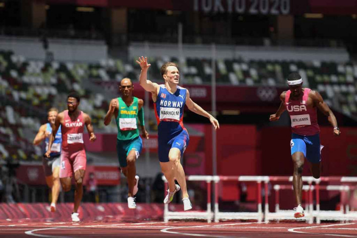 Karsten Warholm dari Norwegia memecahkan rekor dunianya sendiri untuk memenangi medali emas lari gawang 400 meter putra Olimpiade Tokyo 2020 pada Selasa, 3 Agustus 2021.