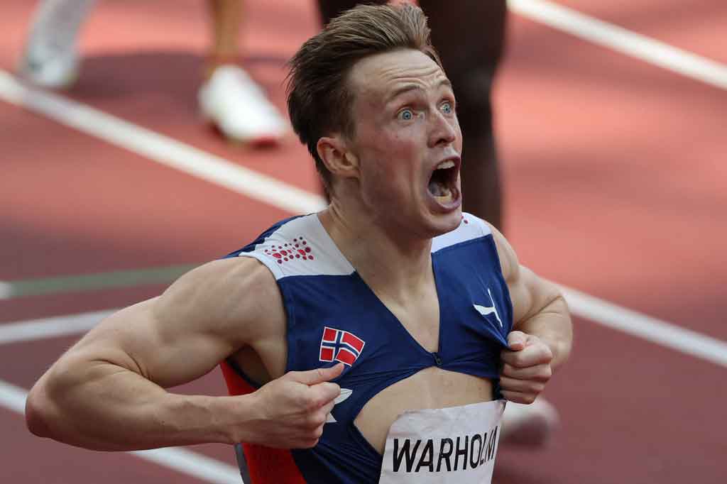 Dengan mata melotot dan mulut ternganga, Warholm meraung dan secara spontan merobek jerseynya untuk mengekspresikan keberhasilannya tersebut.