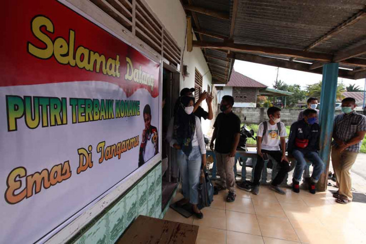 Putri keempat pasangan Amirrudin Pora dan Siti Jauhar (almarhum) tersebut merupakan warga Kelurahan Lawulo, Kecamatan Anggaberi, Kabupaten Konawe, Sulawesi Tenggara. 